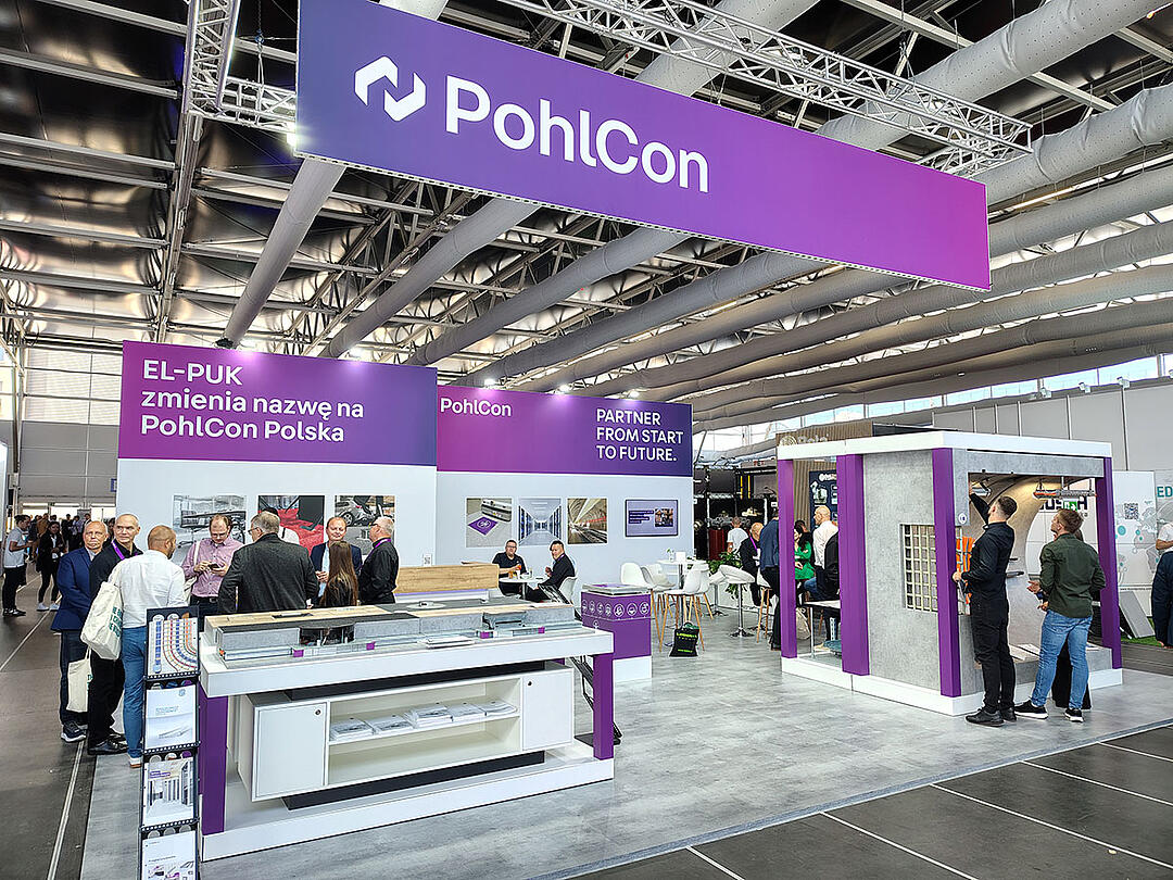 PohlCon-Messestand mit Produktpräsentationen, Tunnelmodell und Besuchern im Gespräch auf einer Fachmesse.