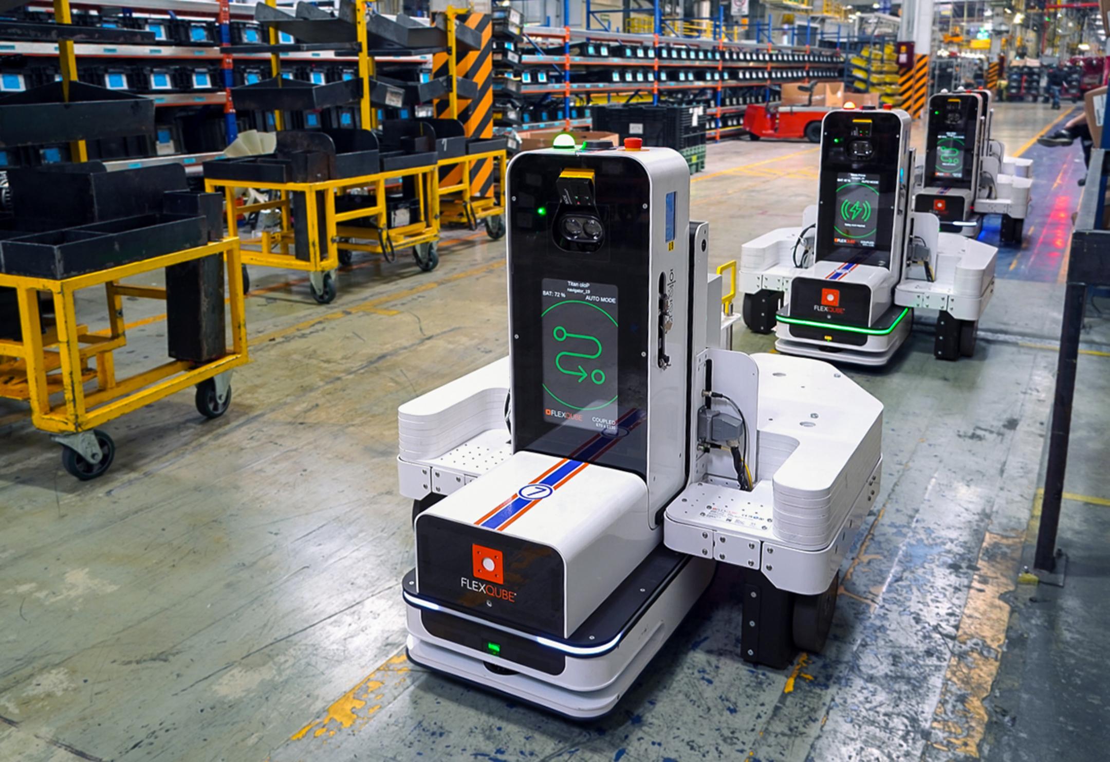 Industriehalle mit drei Robotern