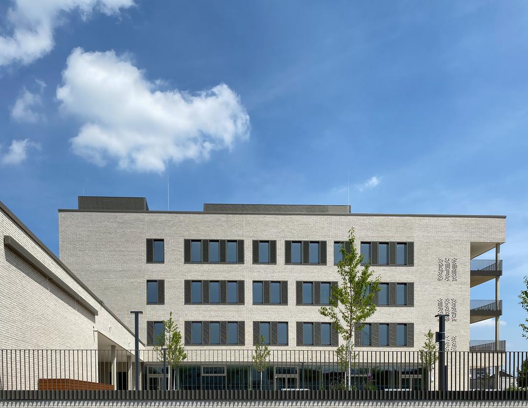 Seitenansicht Gebäude, blauer Himmel, Bäume