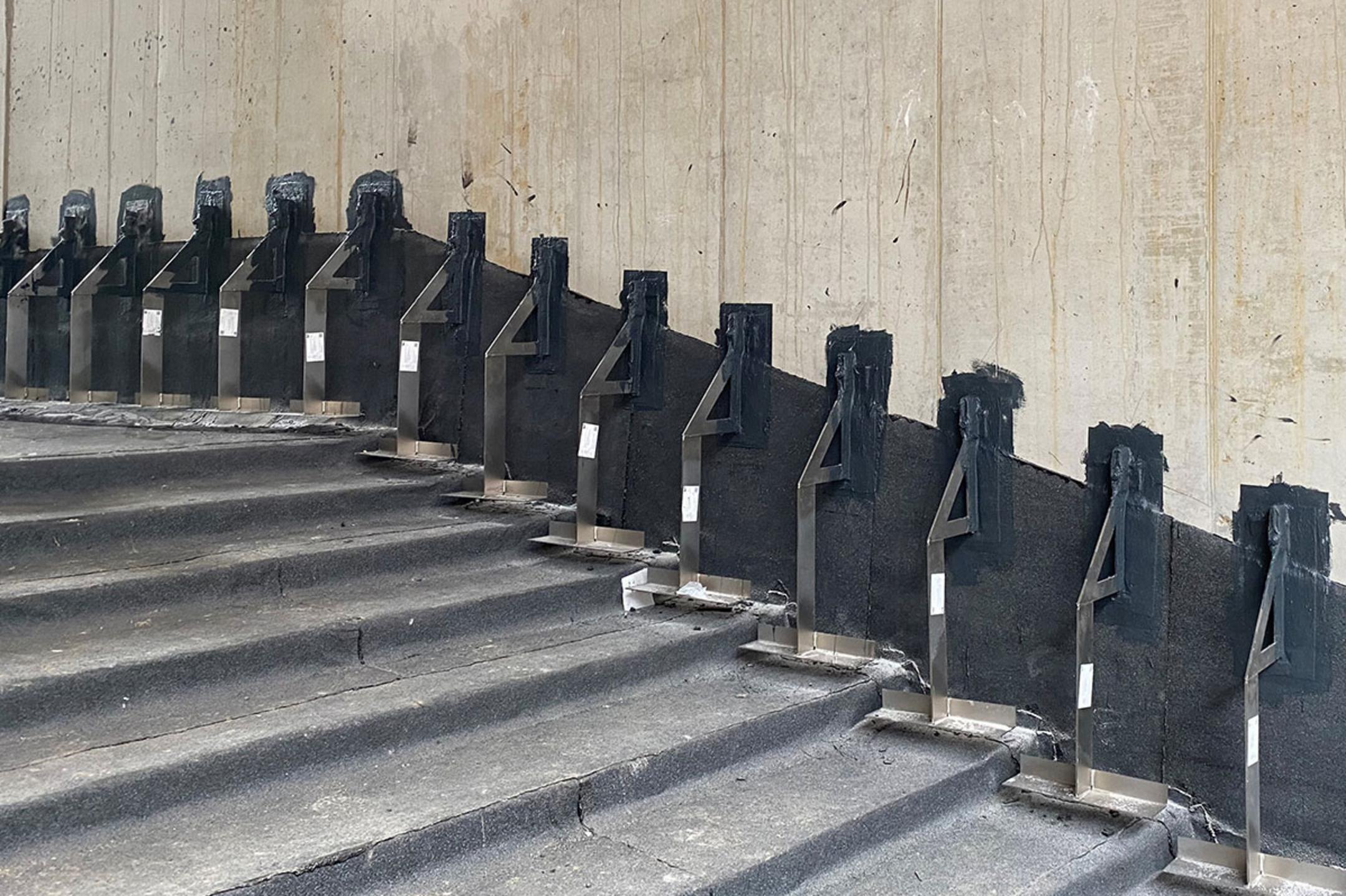 Reihe aus Verblenderkonsolen an einer Wand auf einer Baustelle