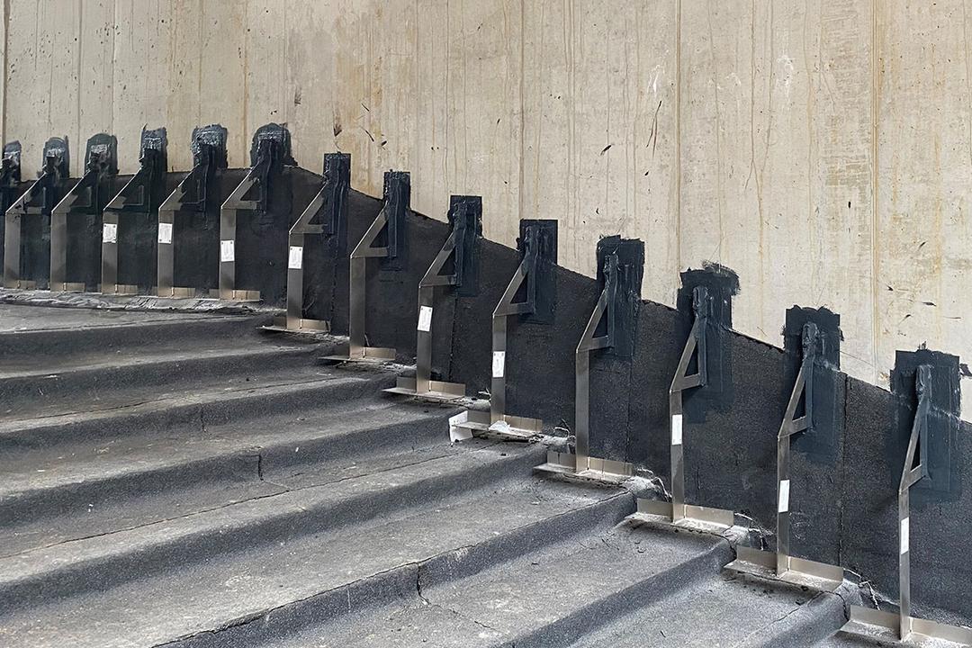 Reihe aus Verblenderkonsolen an einer Wand auf einer Baustelle