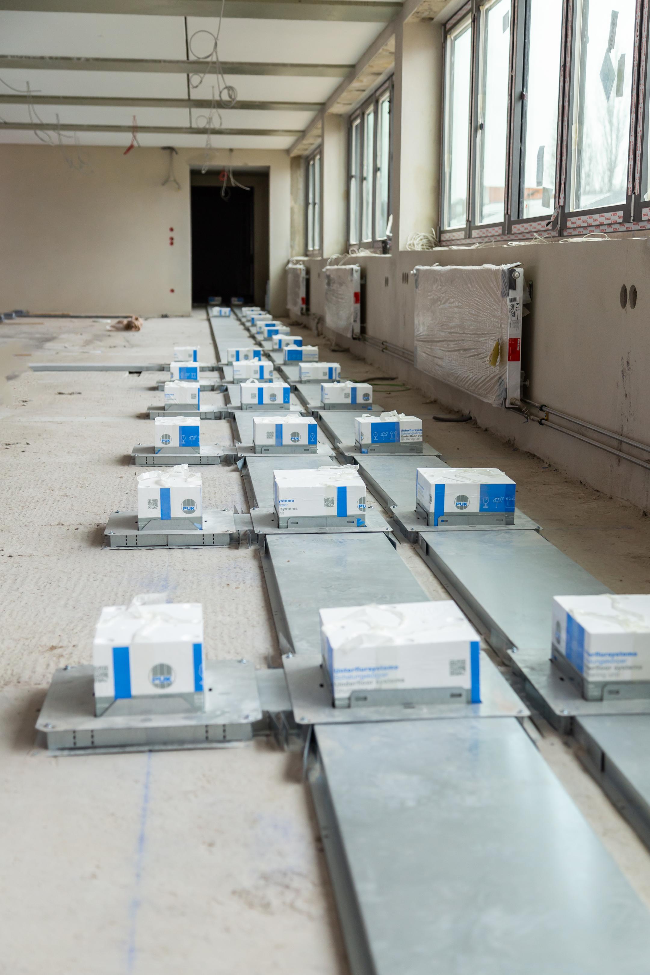 Verlegung eines Unterflursystems in einem Neubau-Bürogebäude ohne Estrich