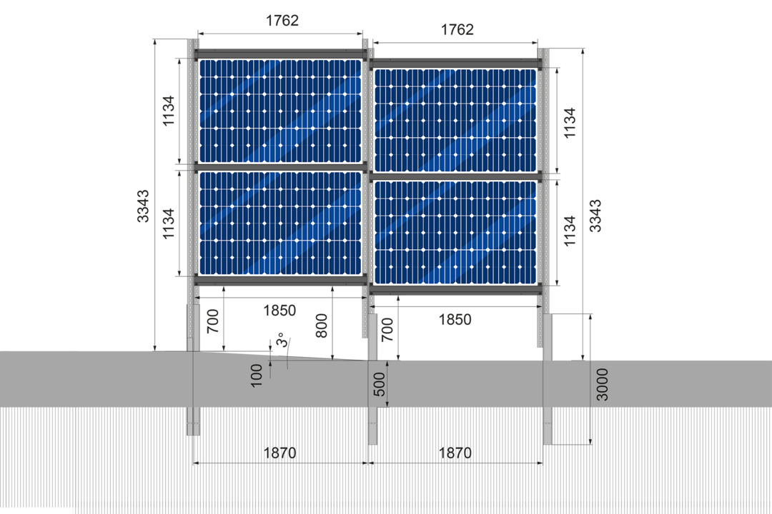 Frontansicht eines vertikalen Solarzauns mit zwei Modulreihen, Pfostenfundamenten und genauen Maßangaben in Millimetern.