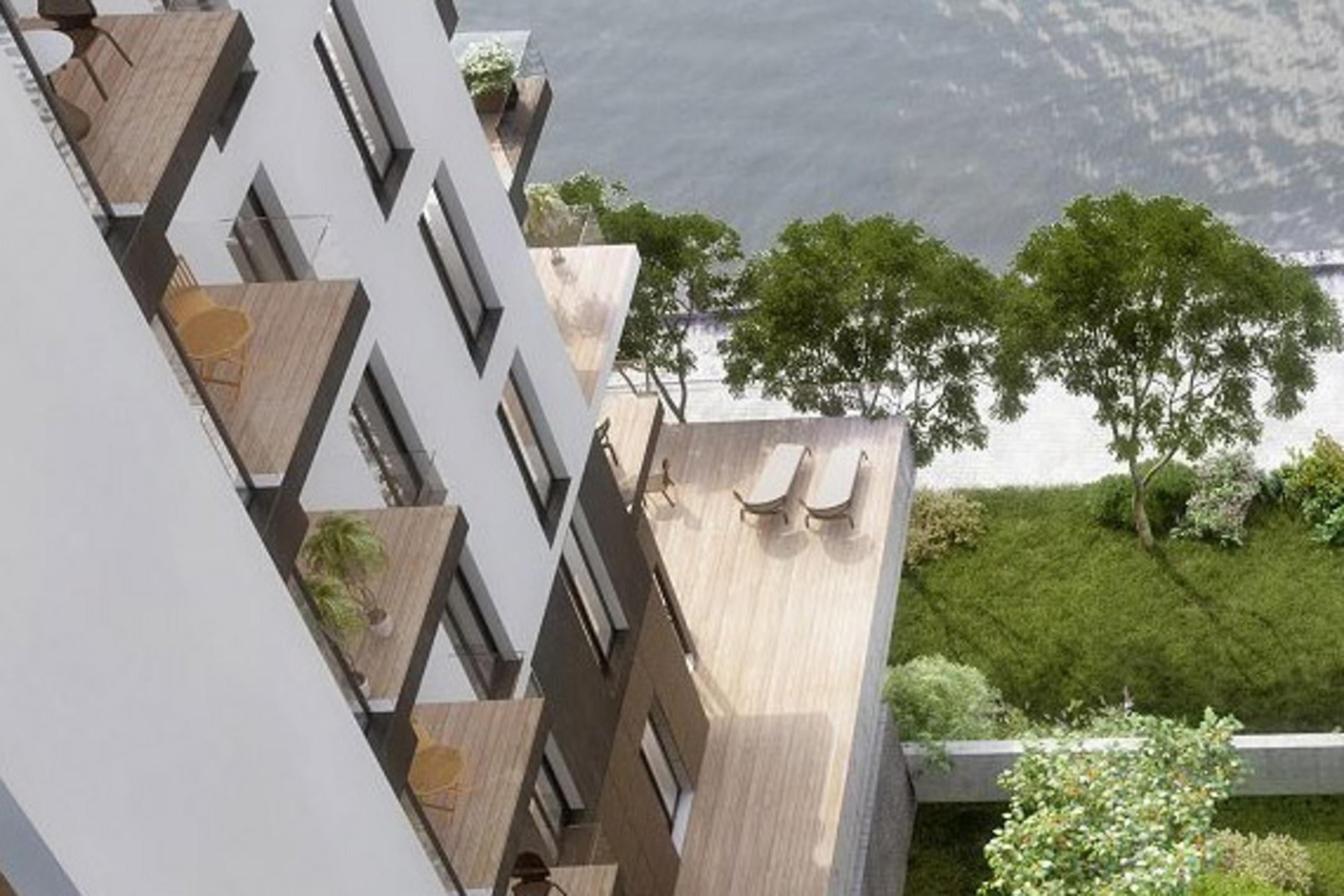 3D-Visualisierung einer Luftaufnahme eines modernen Wohnhauses mit Balkonen, großer Terrasse und Blick auf Wasser mit Uferbegrünung