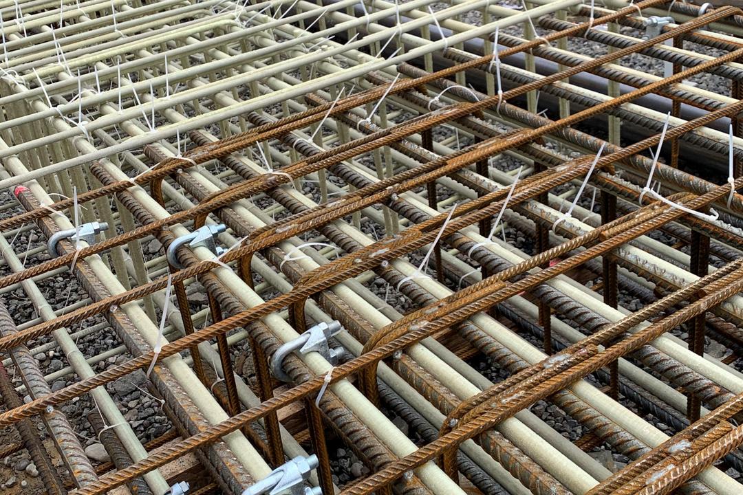 Close-Up des Materials zur Einhausung der Straße.