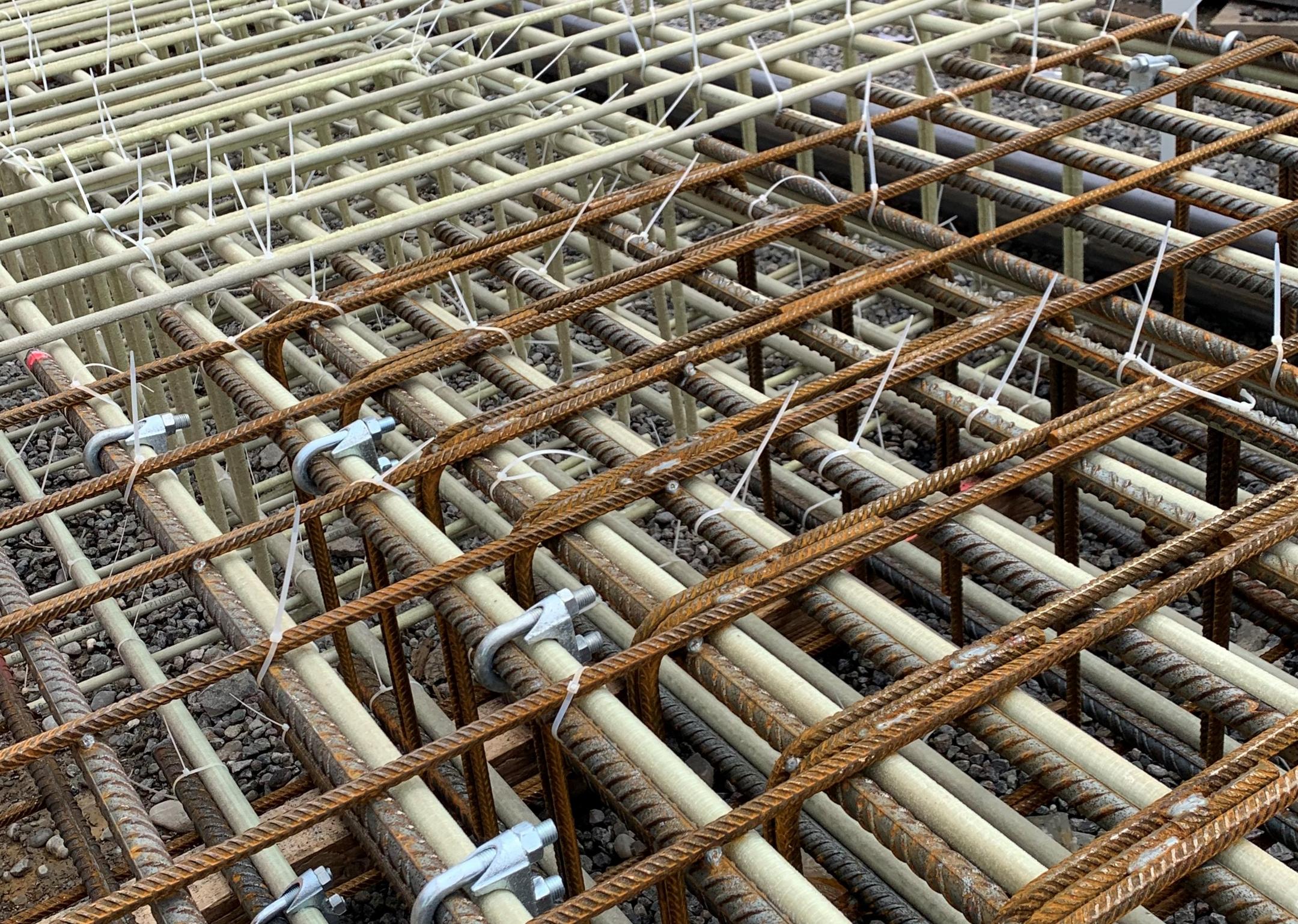 Close-Up des Materials zur Einhausung der Straße.