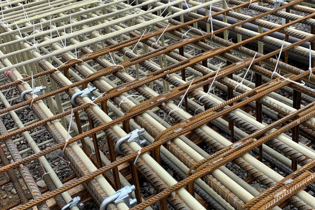 Close-Up des Materials zur Einhausung der Straße.