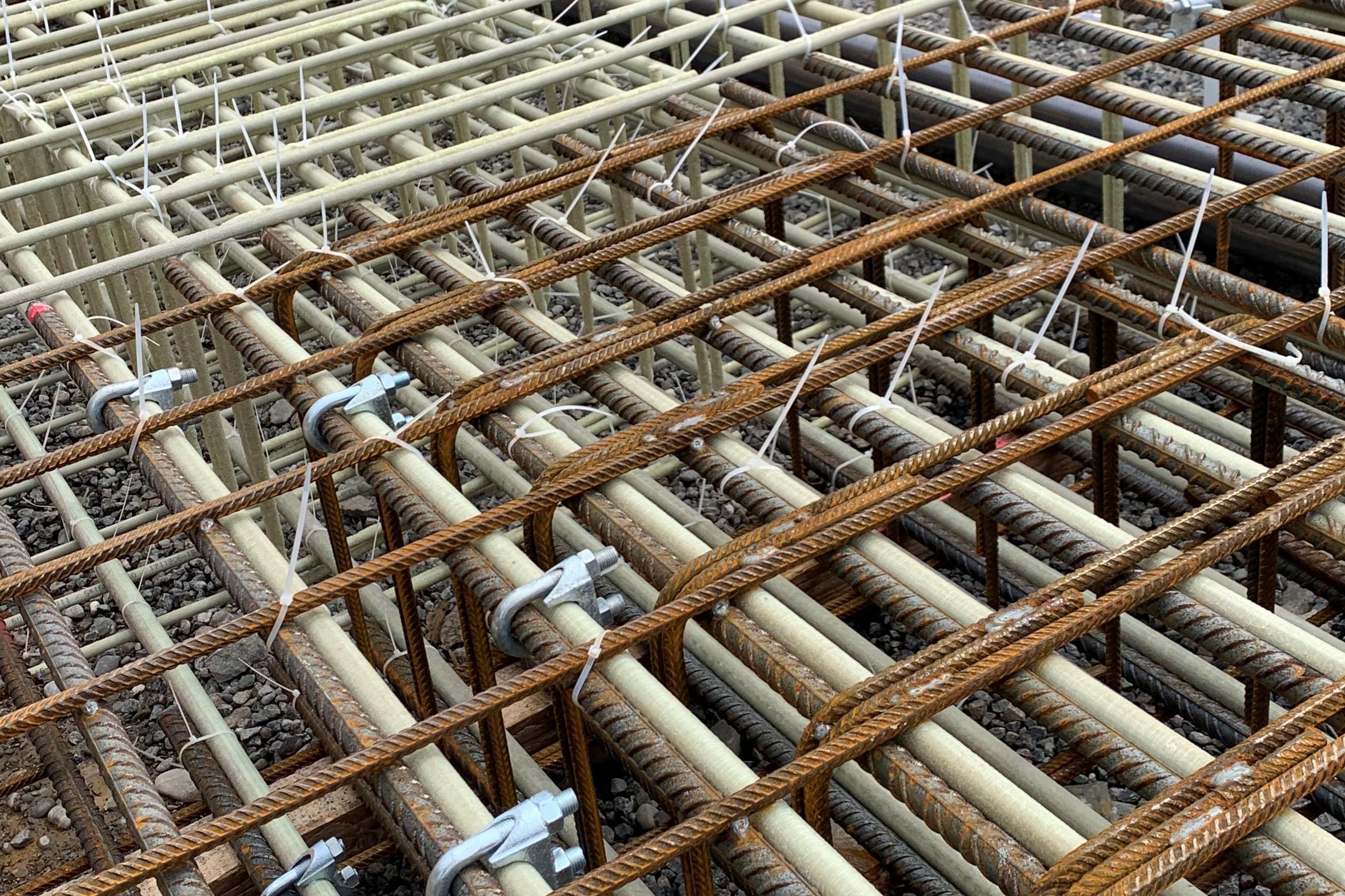 Close-Up des Materials zur Einhausung der Straße.