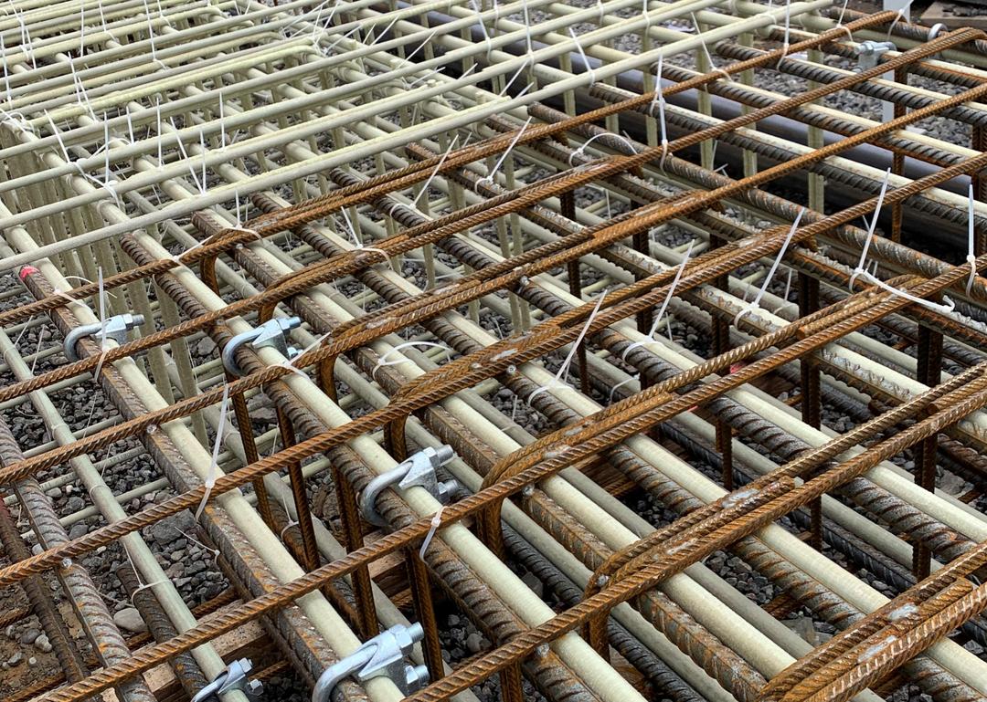 Close-Up des Materials zur Einhausung der Straße.