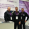Messestand mit 3 Messevertretern hinter dem Empfangstresen