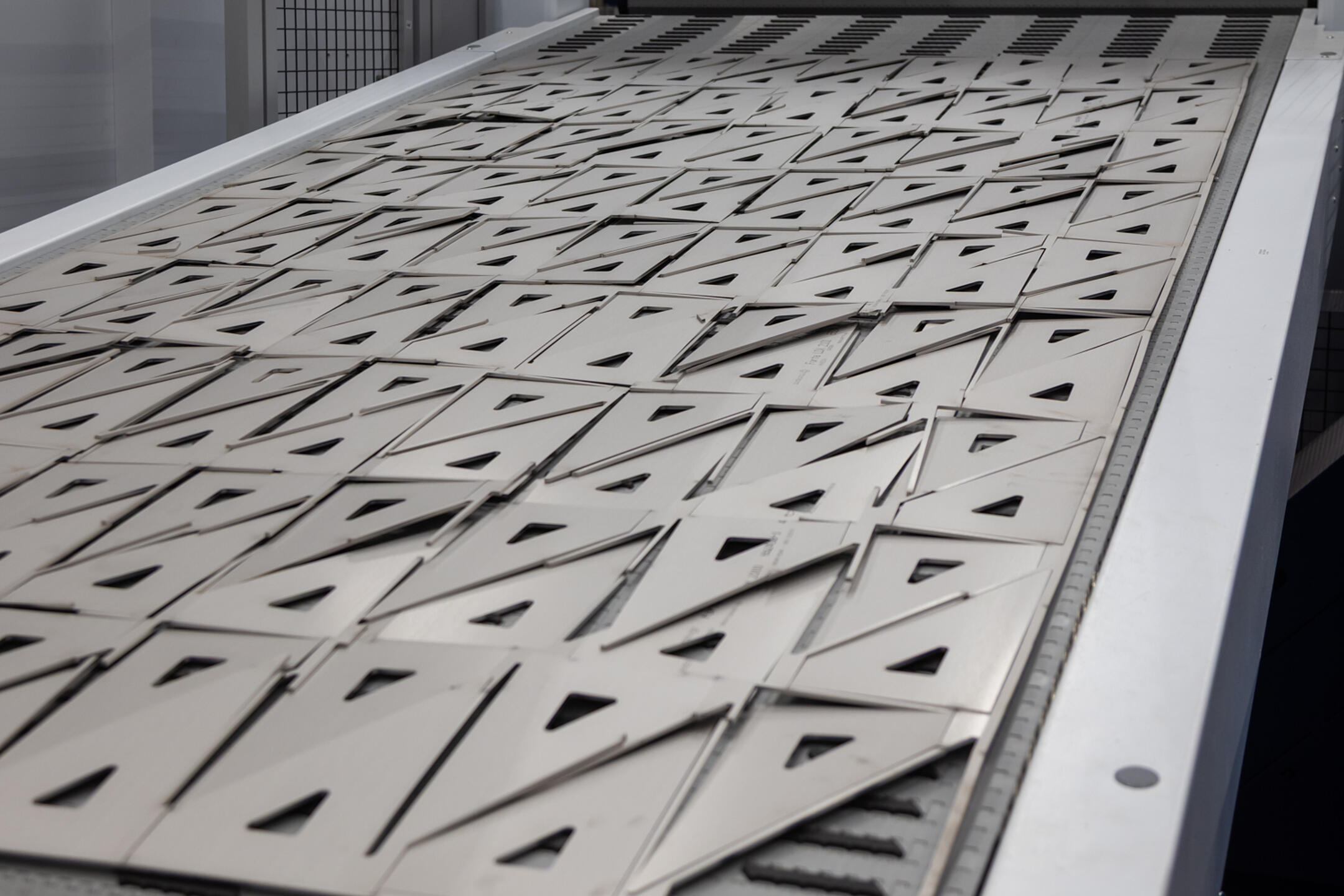 Lasergeschnittene Metallteile auf einer modernen Fertigungsanlage