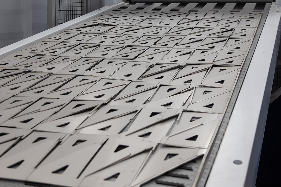 Lasergeschnittene Metallteile auf einer modernen Fertigungsanlage