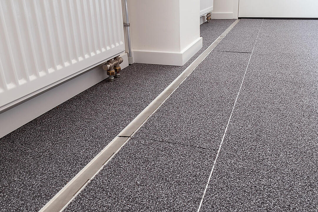 Das in den Boden eingelassene Kanalsystem für Kabel, geschlossen, in einem Büro. Es ist sehr unauffällig.