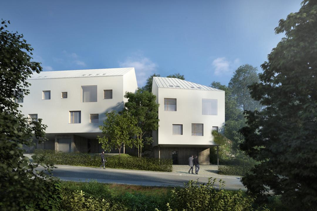 Blick auf ein weißes, dreigestöckiges Wohngebäude, umgeben von Bäumen, mit zwei Passanten, die vorbeigehen.
