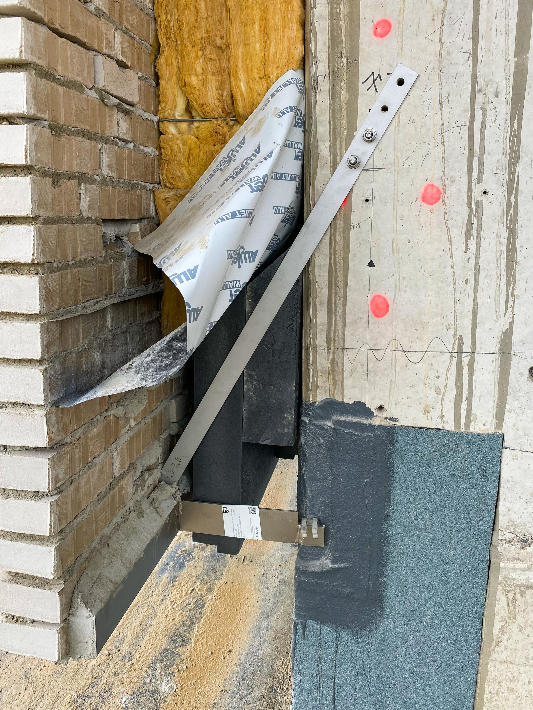 Blick zwischen Vorhangfassade und Betonwand mit Verblenderkonsolen