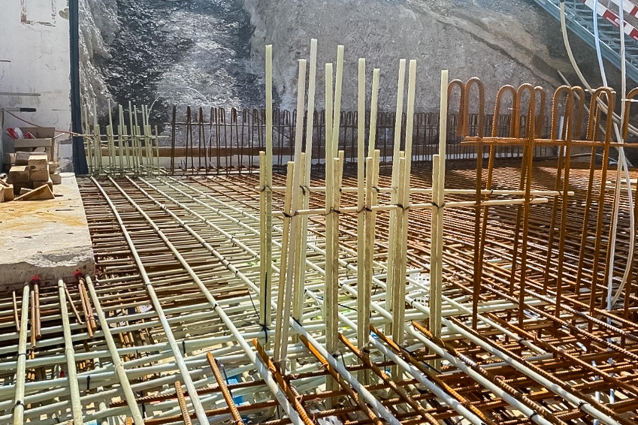 Detailansicht von horizontalen und vertikalen Glasfaserkunststoffbewehrungsstäben auf einer Baustelle