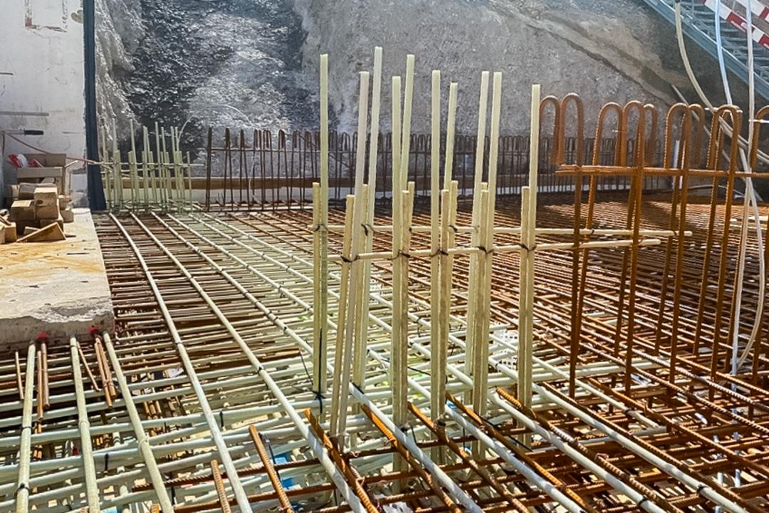 Detailansicht von horizontalen und vertikalen Glasfaserkunststoffbewehrungsstäben auf einer Baustelle