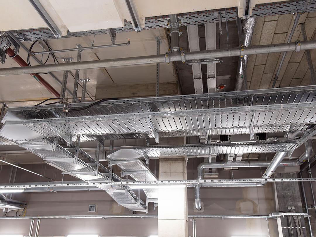 Weitere Kabeltragsysteme an der Decke im East-Side-Tower.