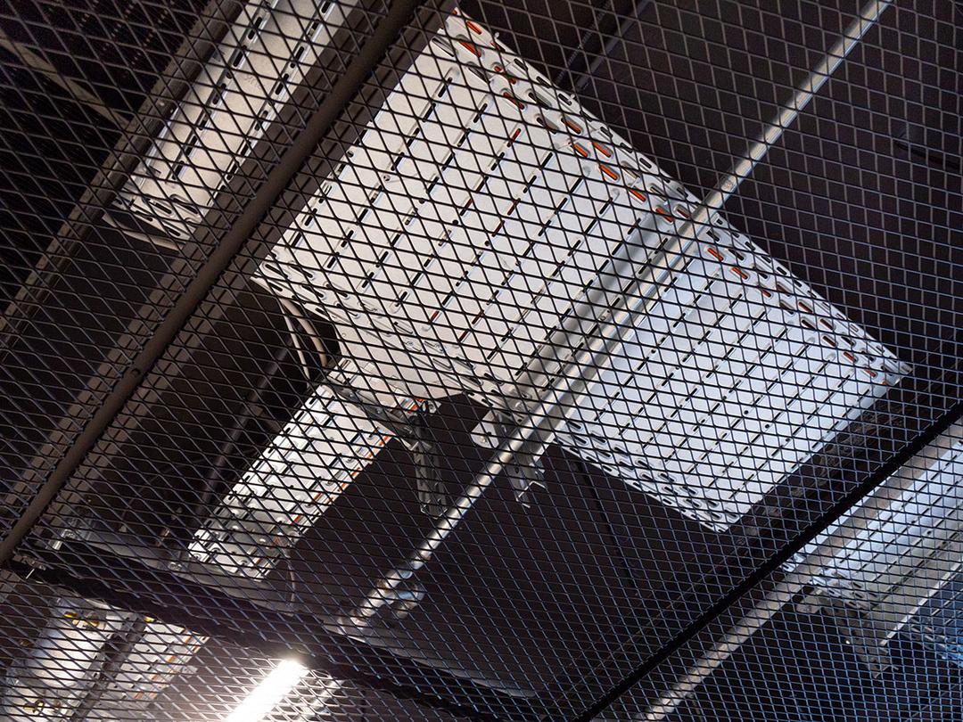 Eine Gitterfläche verdeckt die Kabeltragsysteme an der Decke im East-Side-Tower.