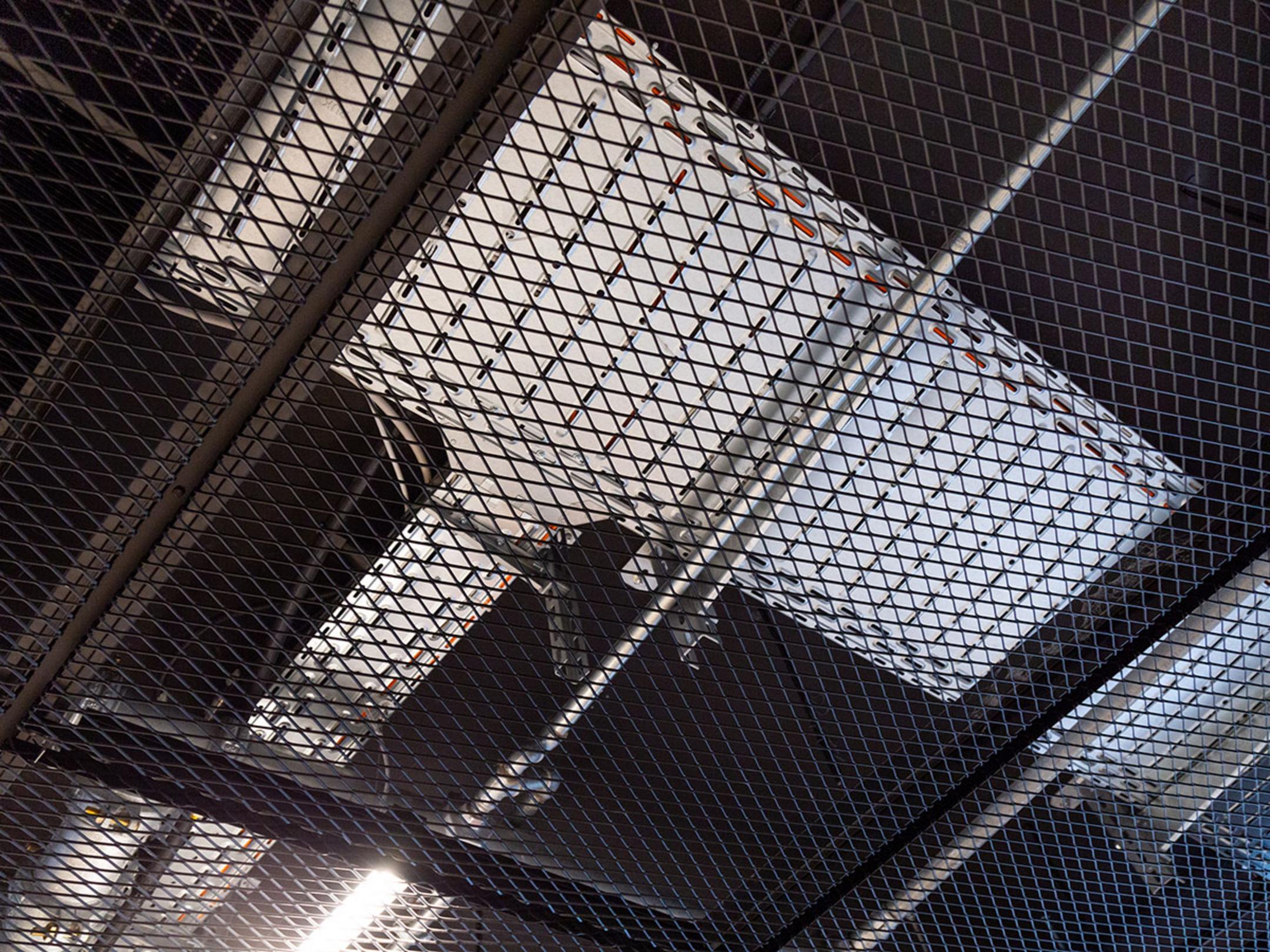 Eine Gitterfläche verdeckt die Kabeltragsysteme an der Decke im East-Side-Tower.