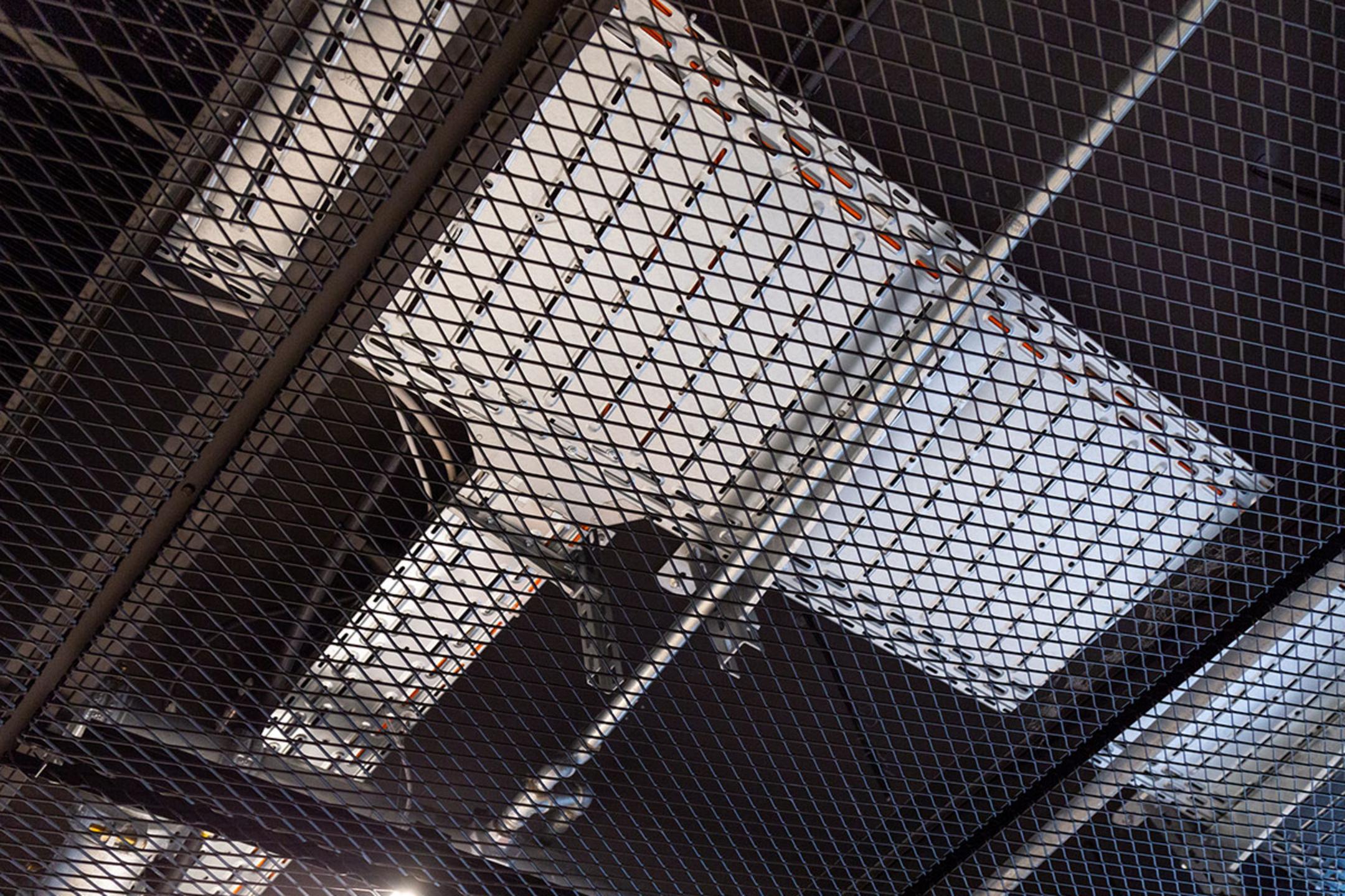 Eine Gitterfläche verdeckt die Kabeltragsysteme an der Decke im East-Side-Tower.