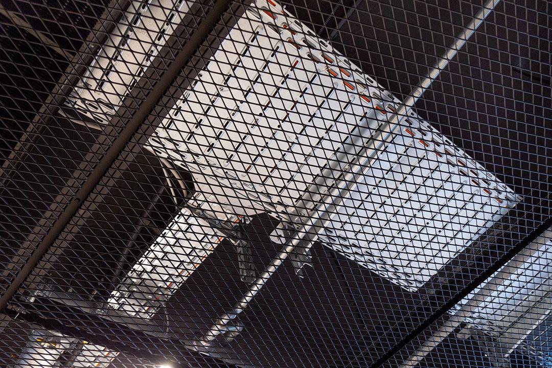 Eine Gitterfläche verdeckt die Kabeltragsysteme an der Decke im East-Side-Tower.