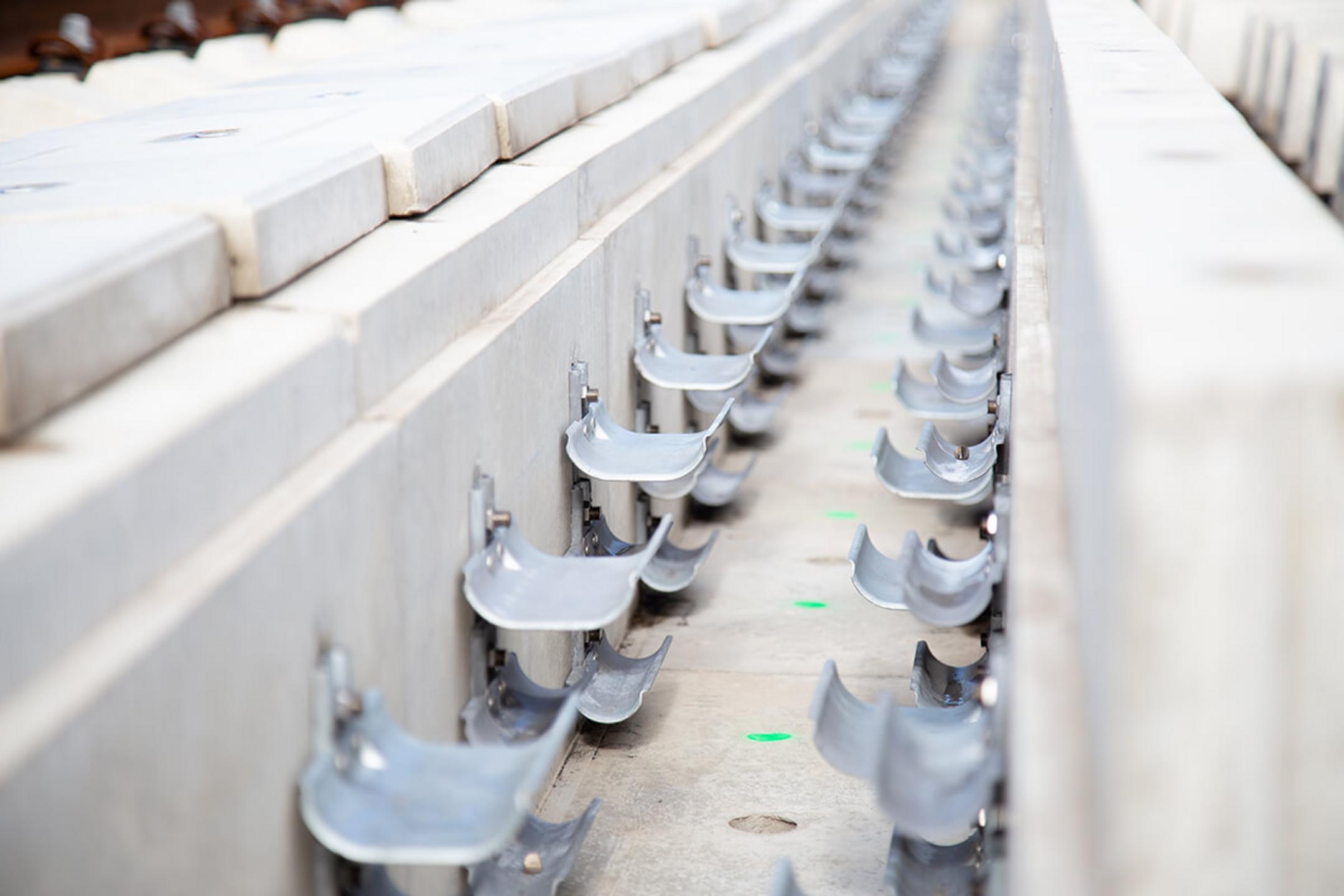 Detailaufnahme der Kabeltragwannen an Bahnschienen aus einer anderen Perspektive.