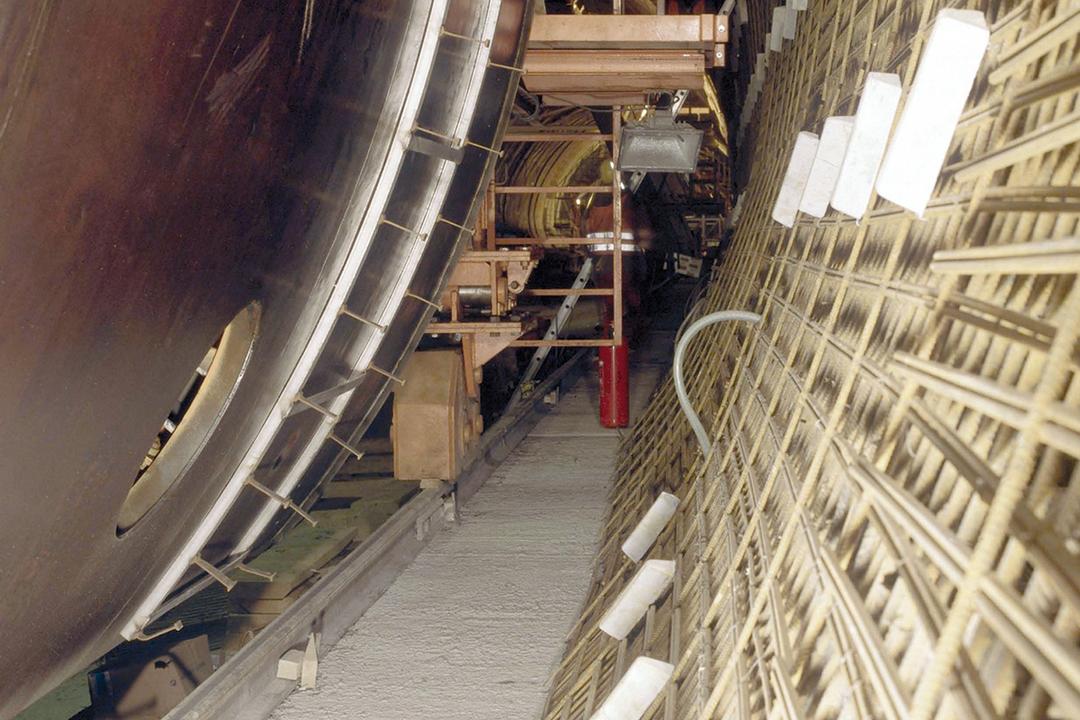 Tunnelbau mit Glasfaserbewehrungsstäben und Schalungselementen während der Herstellung der Tunnelauskleidung.