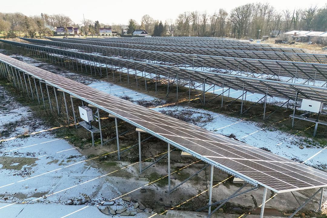 Rückansicht auf die Solarpanele mit erkennbaren Stützen, teilweise schneebedeckter Boden