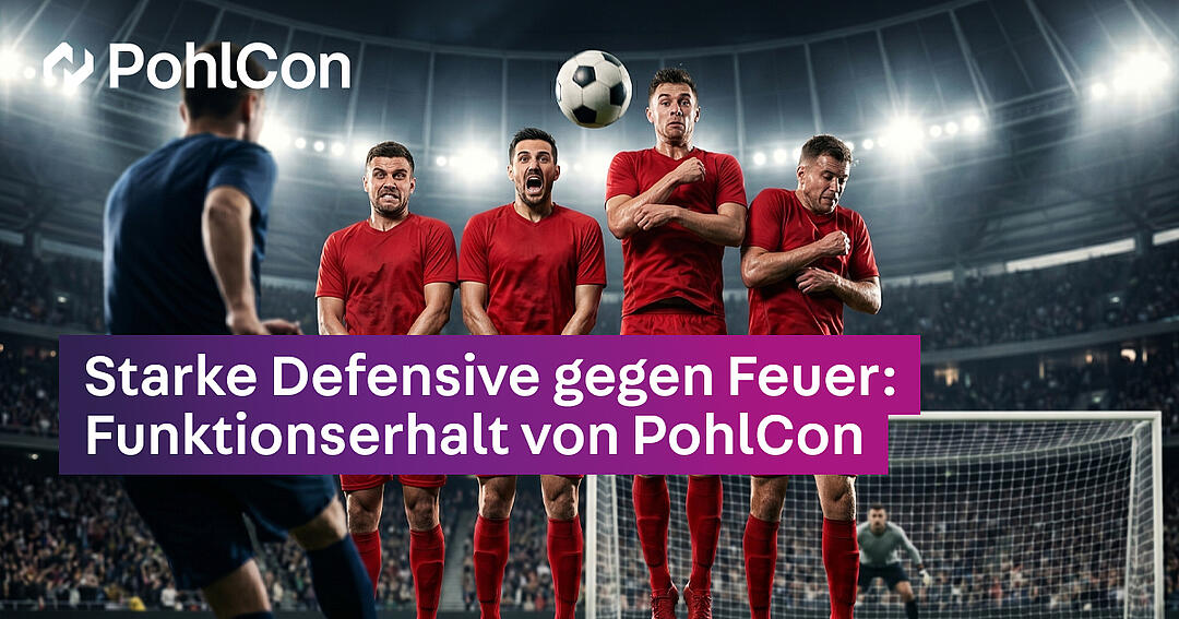 Vier Männer in roten Trikots stehen nebeneinander in einer Mauer, schauen auf einen heranfliegenden Ball. Im Vordergrund sieht man den einen weiteren Spieler im blauen Trikots.