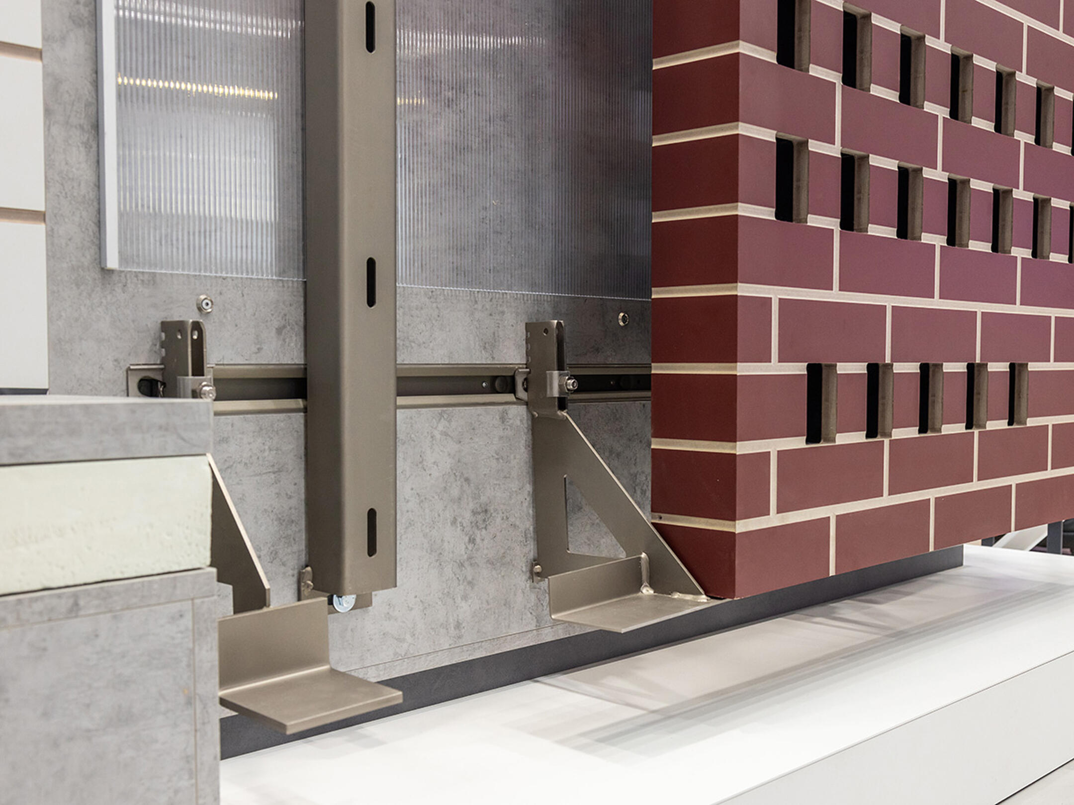 Fassadenmodell mit Klinkermauerwerk und Metallkonsolen zur Befestigung und Abfangung der vorgehängten Fassade.