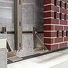 Fassadenmodell mit Klinkermauerwerk und Metallkonsolen zur Befestigung und Abfangung der vorgehängten Fassade.