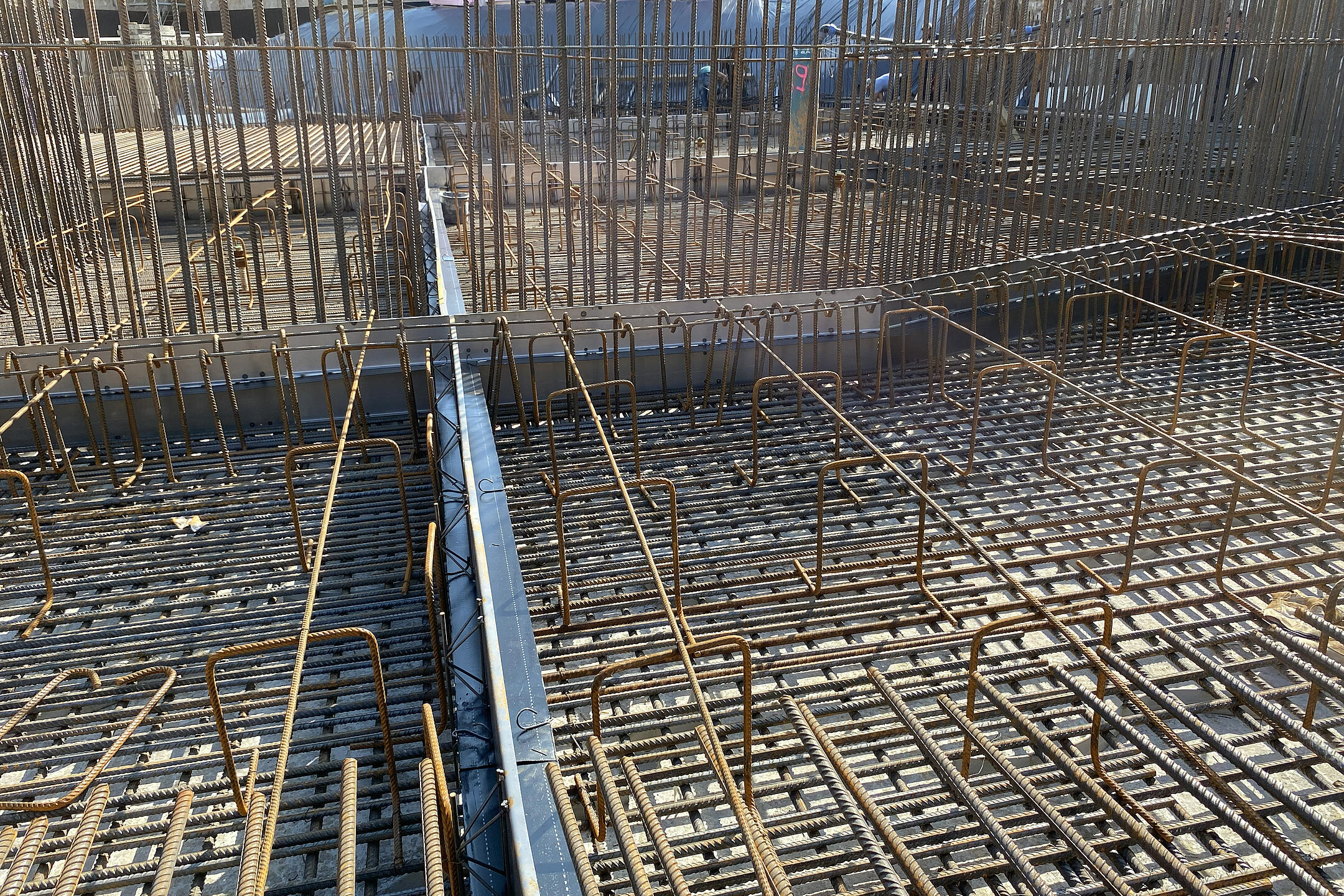 Baustelle mit Bewehrungsstahl und Abdichtungselemente
