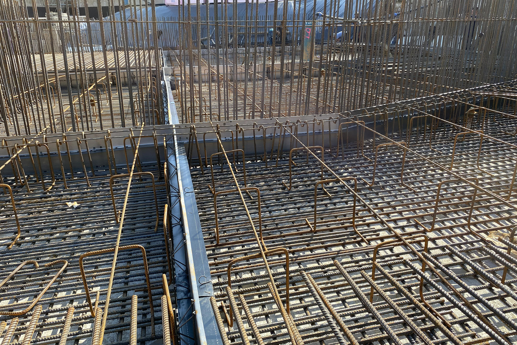 Baustelle mit Bewehrungsstahl und Abdichtungselemente