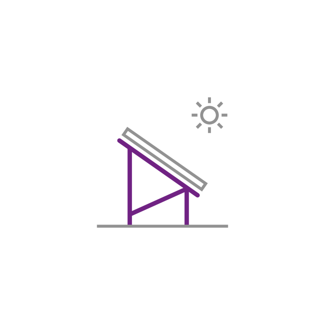 Stilisiertes Icon einer PV-Freiflächenanlage mit geneigtem Modulträger in Lila und Grau, darüber eine Sonne.