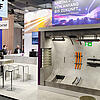 Messestand mit Ausstellungsstücken und Tunnelmodul