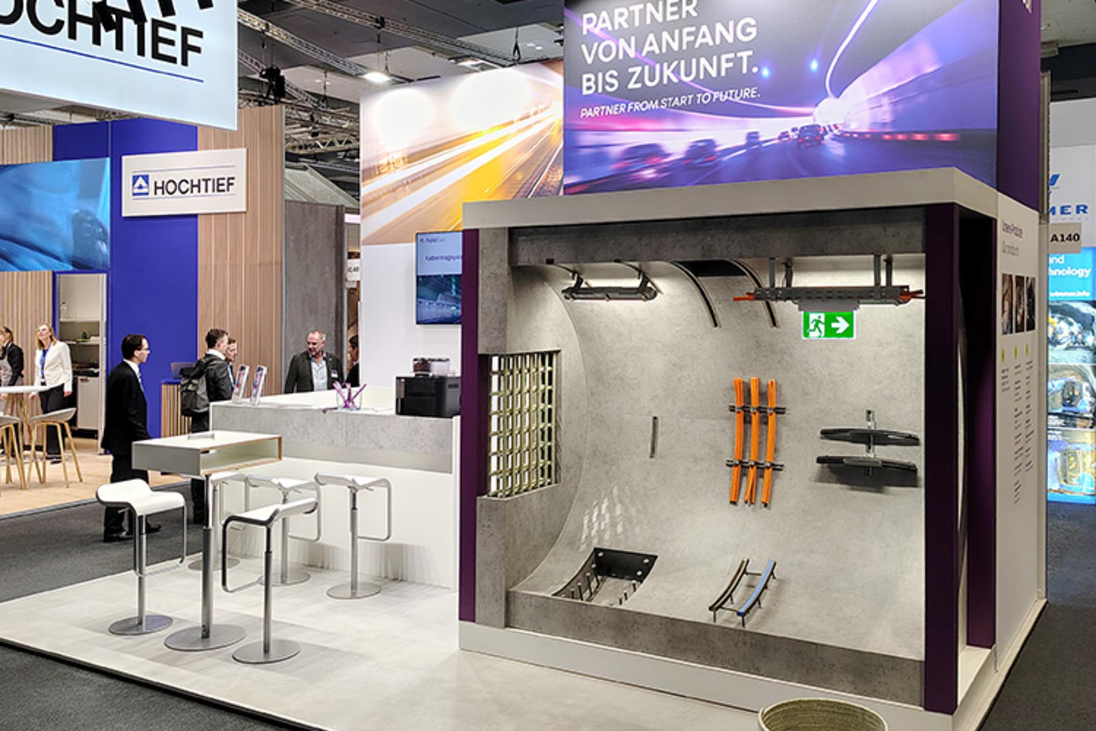 Messestand mit Ausstellungsstücken und Tunnelmodul