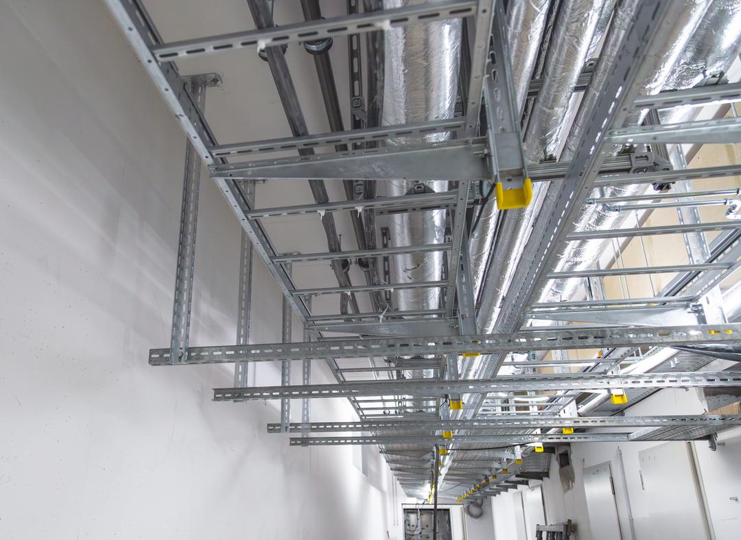 Betonrohbau mit an der Decke montierten Kabeltrassen