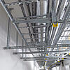 Betonrohbau mit an der Decke montierten Kabeltrassen