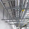 Betonrohbau mit an der Decke montierten Kabeltrassen