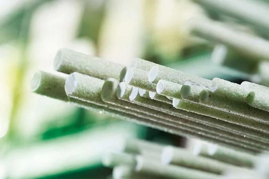 Detailansicht von Glasfaserkunststoffbewehrungsstäben vor einem grünen unscharfen Hintergrund