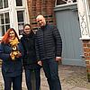 Menschen vor einem Gebäude