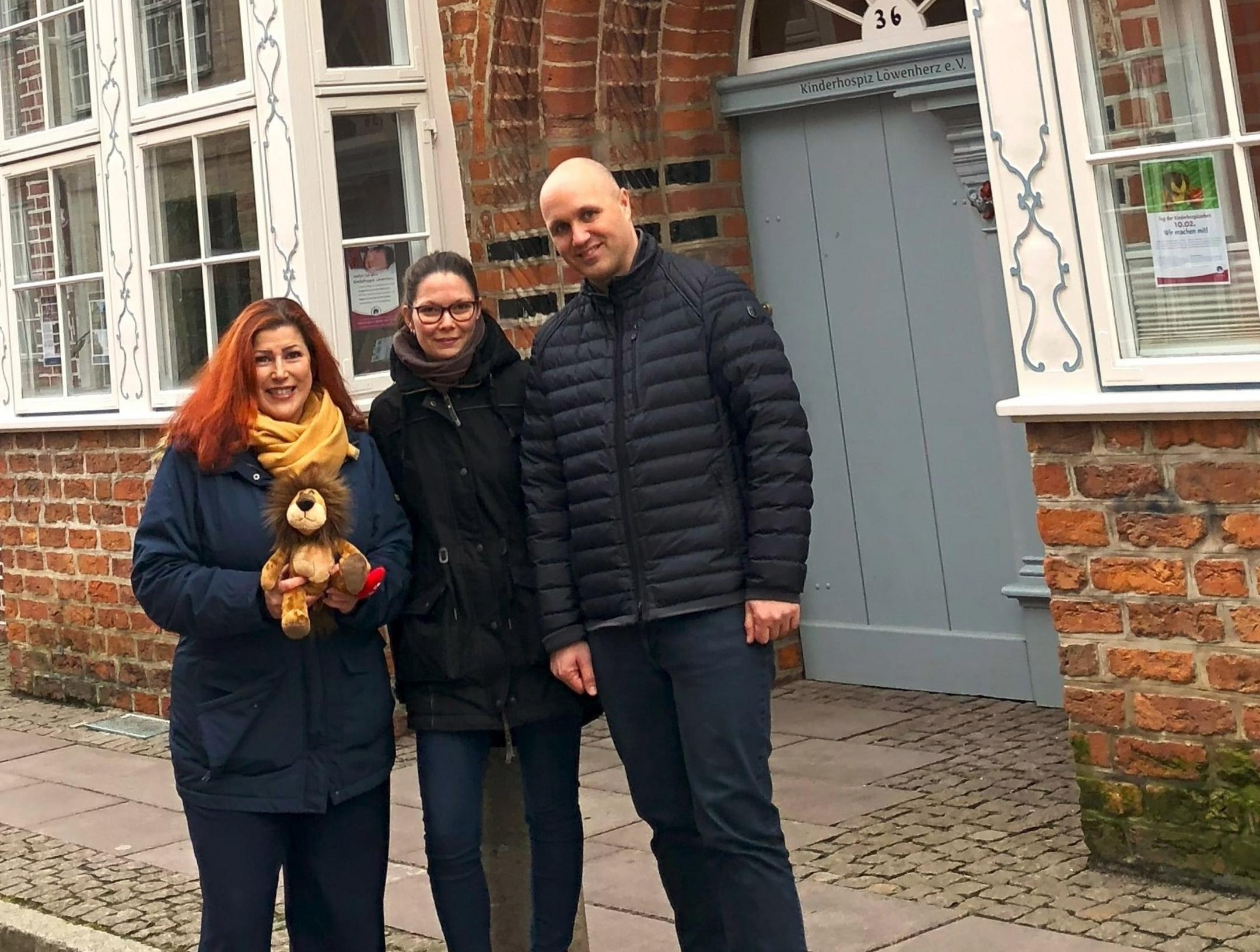 Menschen vor einem Gebäude