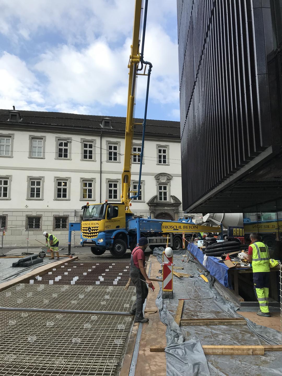 Vor dem Haus der Musik ist eine Baustelle mit einem großen Kran und GfK-Bewehrungen von PohlCon im Boden des Vorplatzes