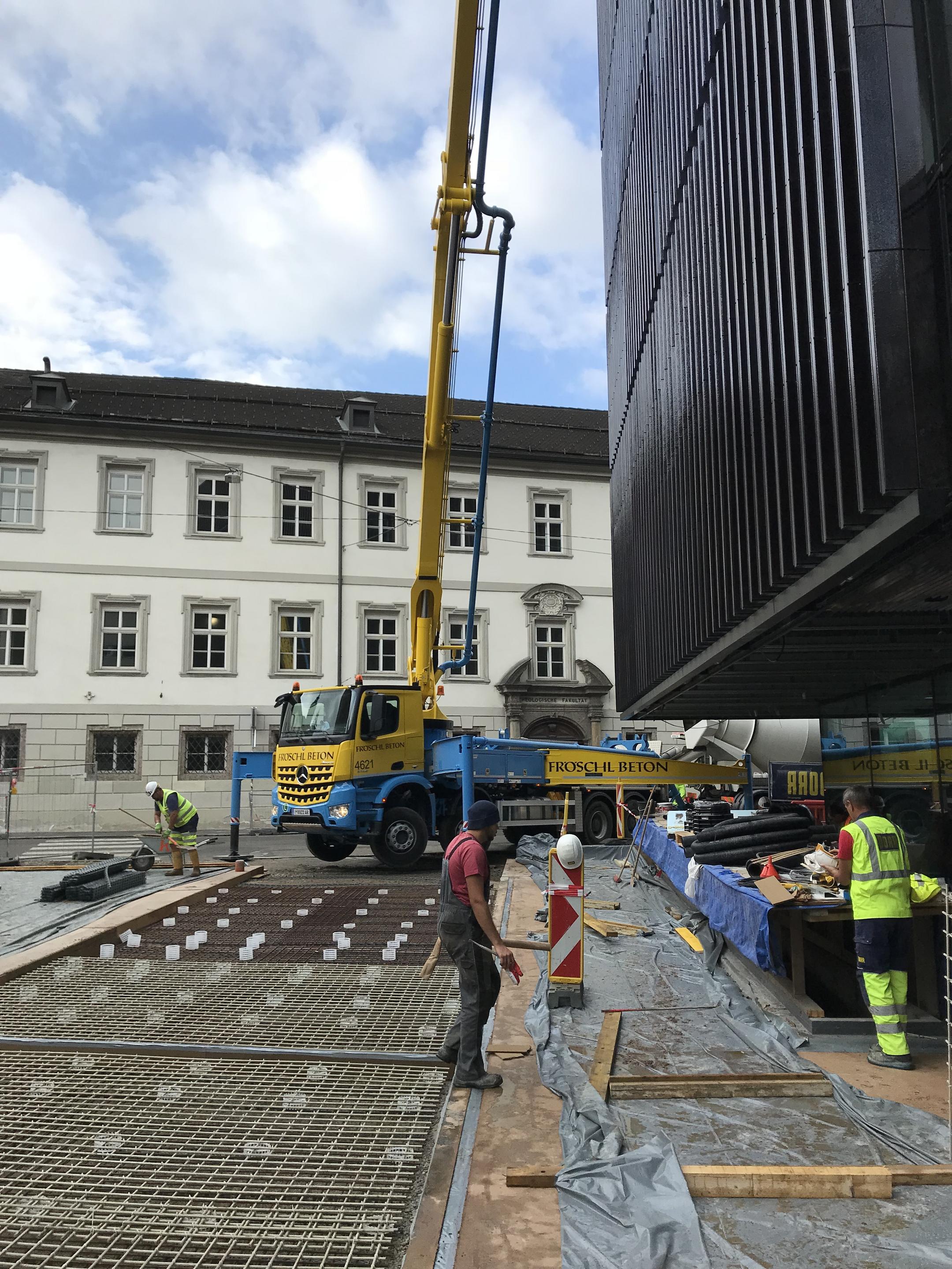 Vor dem Haus der Musik ist eine Baustelle mit einem großen Kran und GfK-Bewehrungen von PohlCon im Boden des Vorplatzes