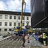 Vor dem Haus der Musik ist eine Baustelle mit einem großen Kran und GfK-Bewehrungen von PohlCon im Boden des Vorplatzes
