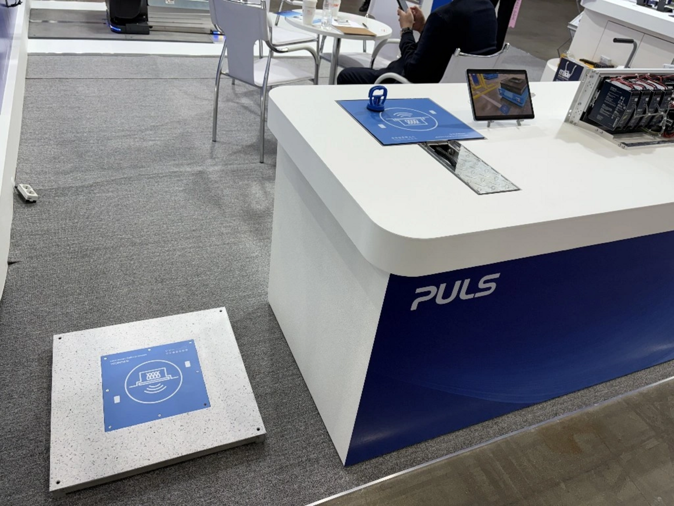 Ein Messestand von PULS mit Ausstellungsprodukten auf der Messe.