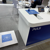 Ein Messestand von PULS mit Ausstellungsprodukten auf der Messe.