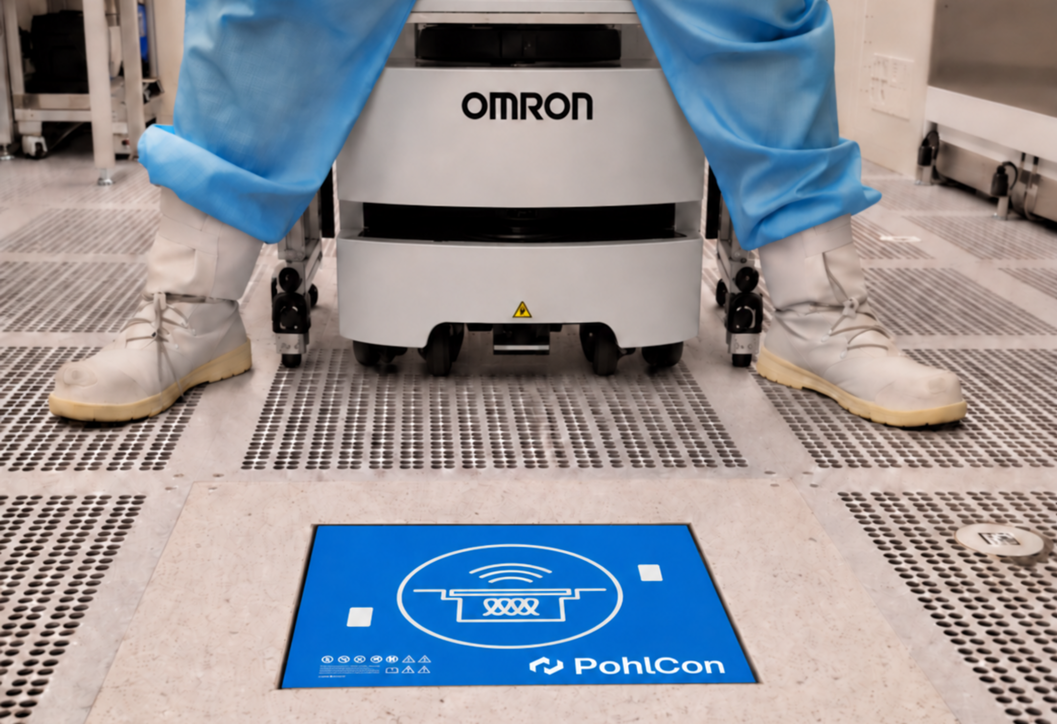 Autonomer OMRON-Roboter über einer kontaktlosen WCPS-Ladestation von PohlCon im Reinraum.