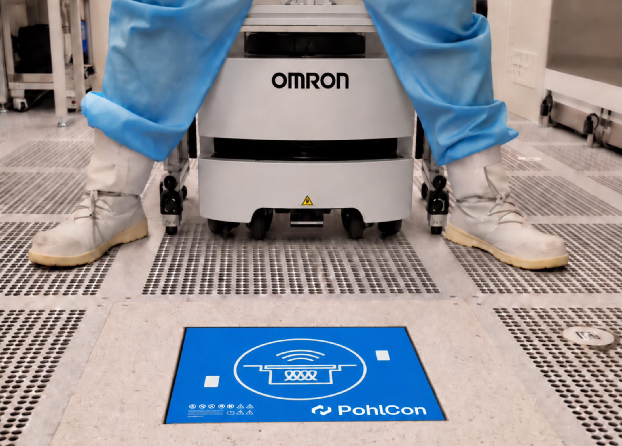Autonomer OMRON-Roboter über einer kontaktlosen WCPS-Ladestation von PohlCon im Reinraum.